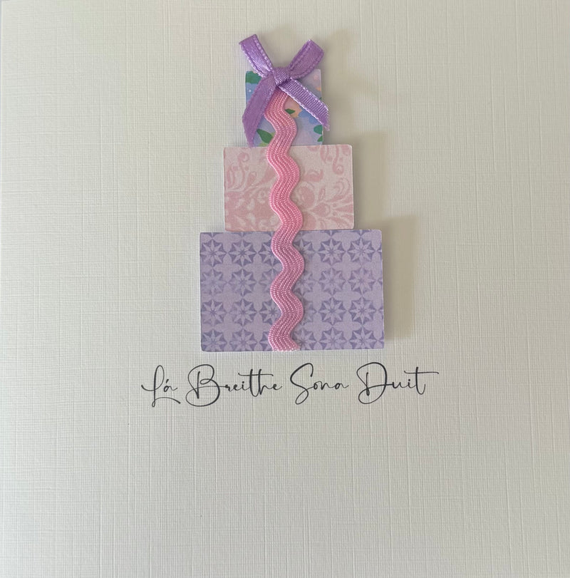 Lá Breithe Sona Duit - Bronntanas Corcra - Happy Birthday